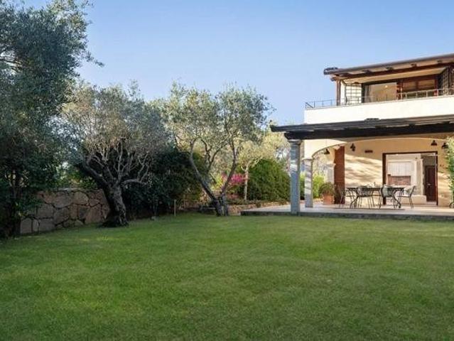 Villa bifamiliare in vendita a Olbia