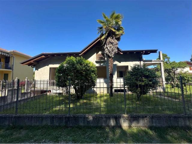 Villa bifamiliare in vendita a Oleggio