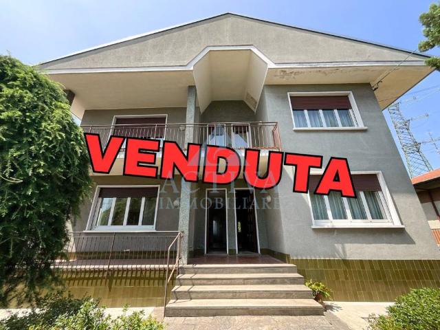 Villa bifamiliare in vendita a Olgiate Olona
