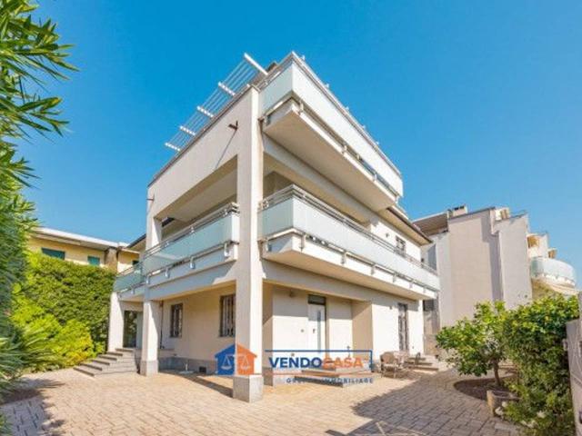 Villa bifamiliare in vendita a Loano
