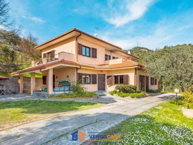 Villa bifamiliare in vendita a Loano