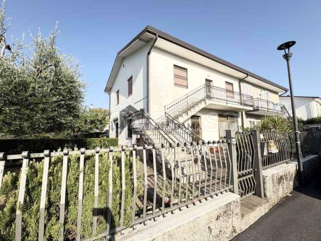 Villa bifamiliare in vendita a Lonato del Garda