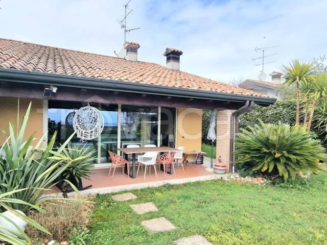 Villa bifamiliare in vendita a Lonato del Garda, Barcuzzi