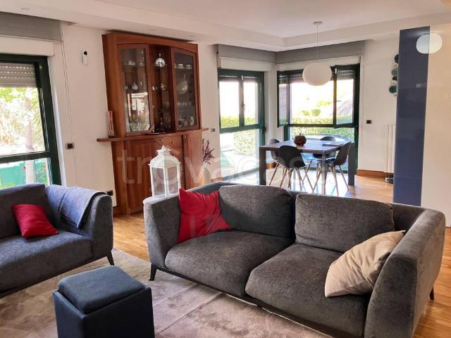 Villa bifamiliare in vendita a Latina via Caravaggio, 10, Centro