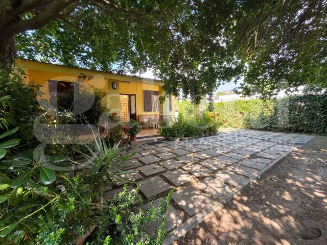 Villa bifamiliare in vendita a Latina