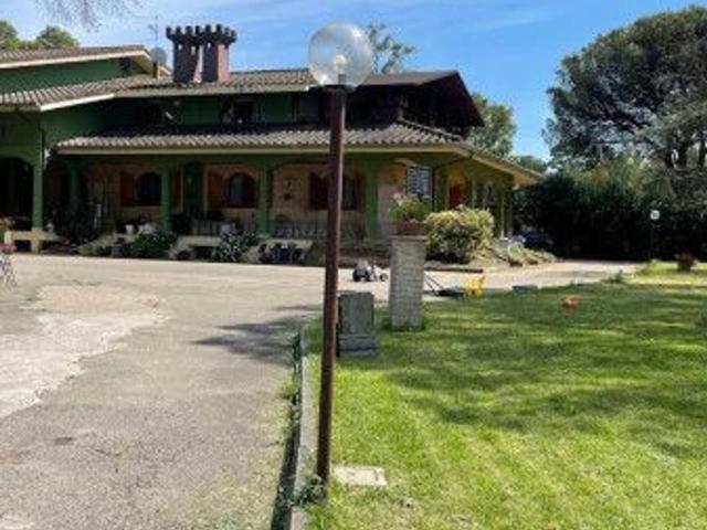 Villa bifamiliare in vendita a Latina