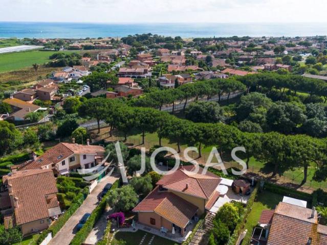 Villa bifamiliare in vendita a Ladispoli via del Sagittario