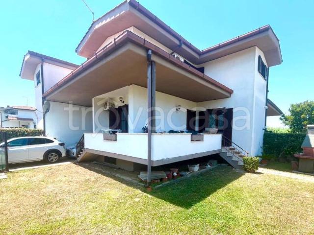 Villa bifamiliare in vendita a Ladispoli via Nuovo Messico