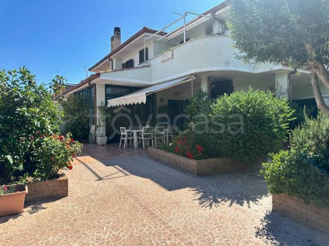 Villa bifamiliare in vendita a Ladispoli viale Virginia