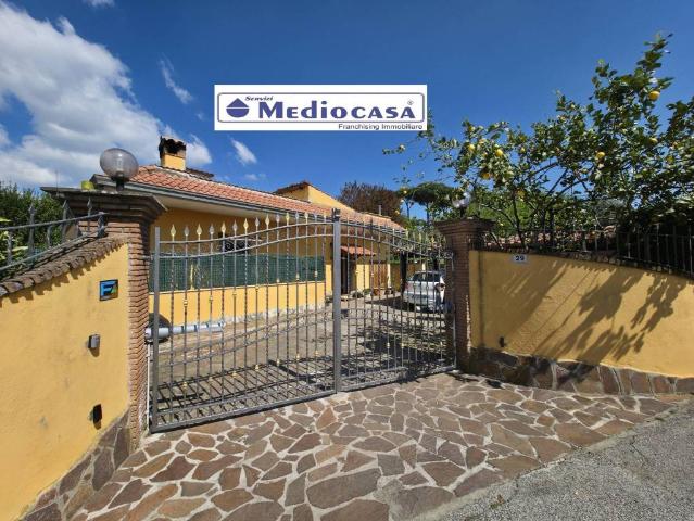 Villa bifamiliare in vendita a Lariano via Colle Cagioli, 101