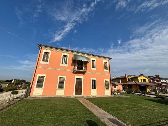 Villa bifamiliare in vendita a Legnago
