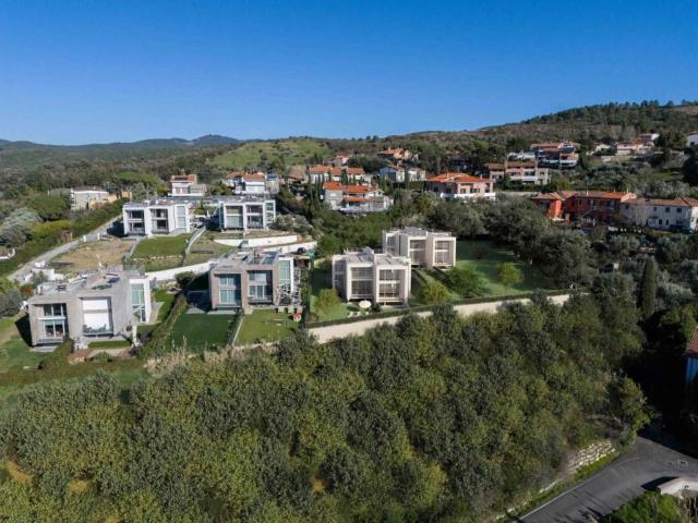 Villa bifamiliare in vendita a Livorno, Montenero