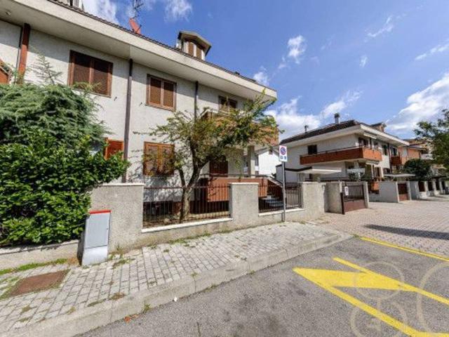 Villa bifamiliare in vendita a Limbiate