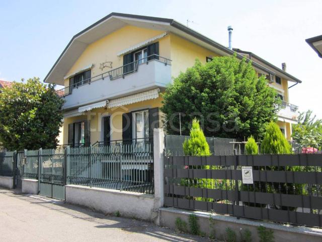 Villa bifamiliare in vendita a Limbiate via Vesuvio, 17