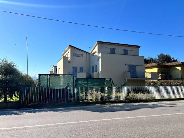 Villa bifamiliare in vendita a Lucca