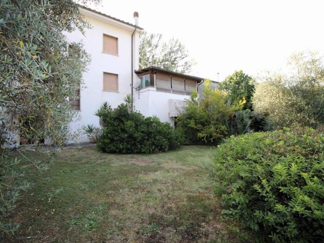Villa bifamiliare in vendita a Lucca