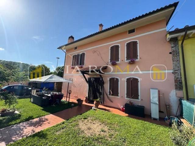 Villa bifamiliare in vendita a Lucca