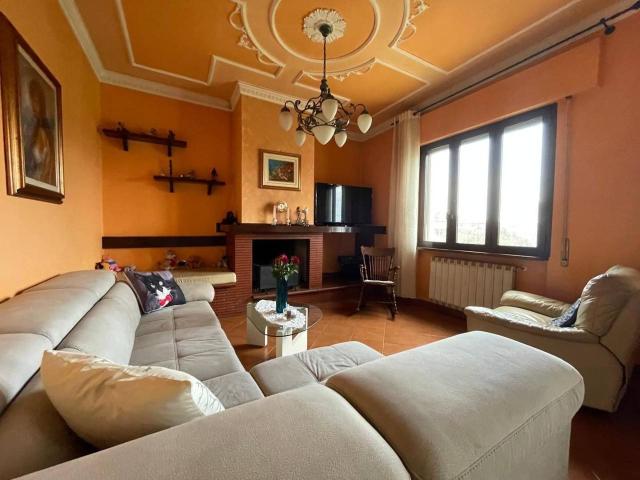 Villa bifamiliare in vendita a Lucca