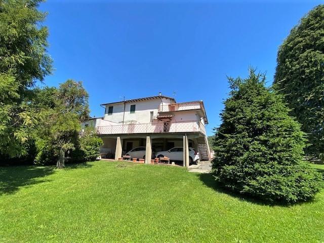 Villa bifamiliare in vendita a Lucca