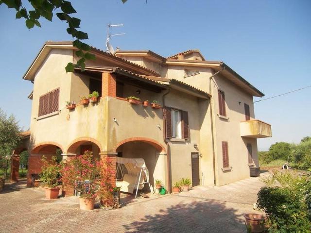 Villa bifamiliare in vendita a Lucignano