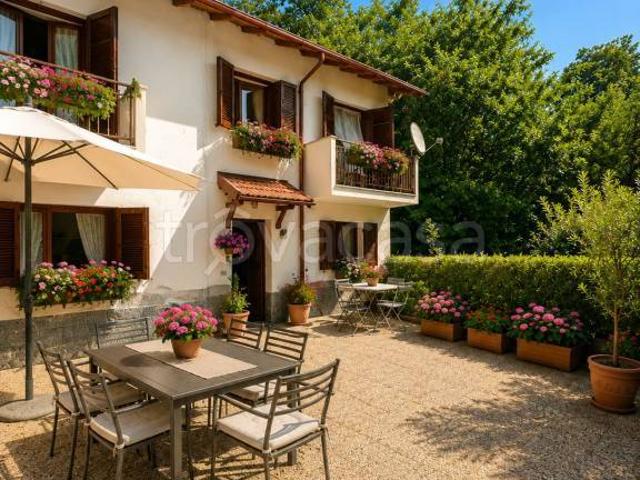 Villa bifamiliare in vendita a Luino via Brughiere