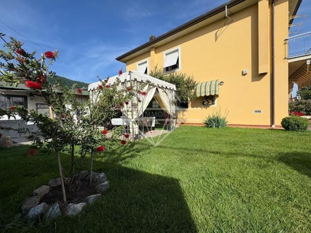 Villa bifamiliare in vendita a Luni via Pometo, Isola