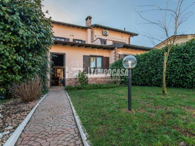 Villa bifamiliare in vendita a Lurate Caccivio via Campo Sportivo 1/a