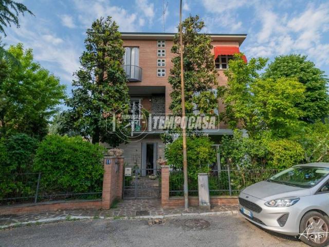 Villa bifamiliare in vendita a Modena via garagnani 10, Modena Est