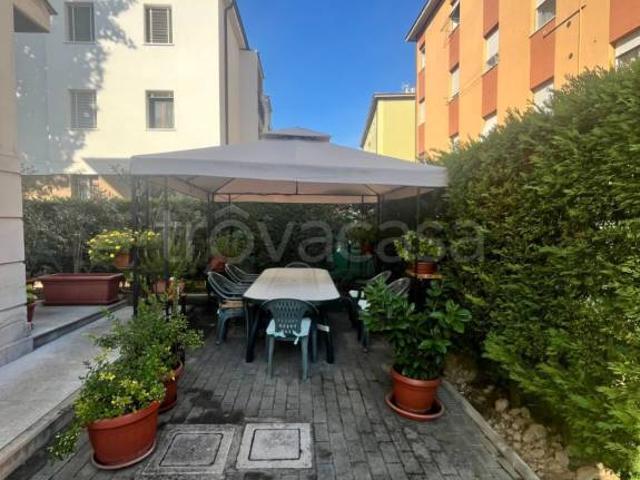 Villa bifamiliare in vendita a Modena via girolamo corridore, Villaggio Giardino