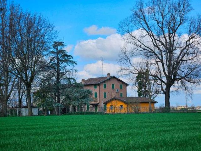 Villa bifamiliare in vendita a Modena