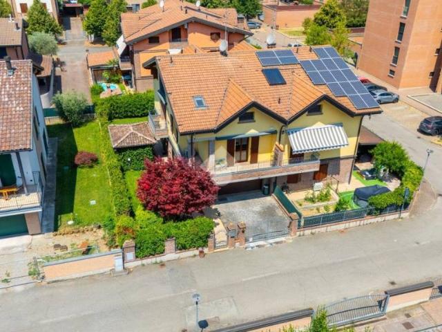 Villa bifamiliare in vendita a Montecchio Emilia via Cesare Pavese