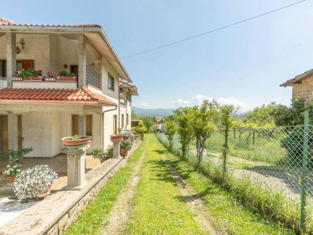 Villa bifamiliare in vendita a Montefiascone