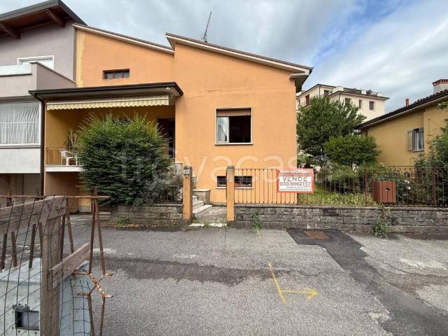 Villa bifamiliare in vendita a Montichiari via Mantova