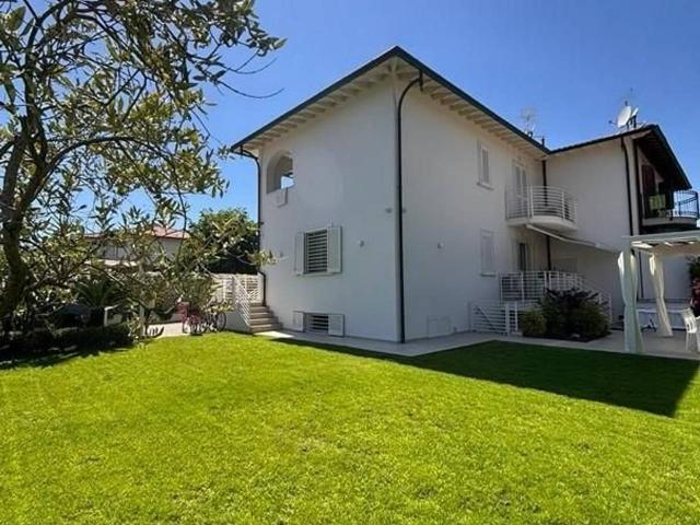 Villa bifamiliare in vendita a Montignoso