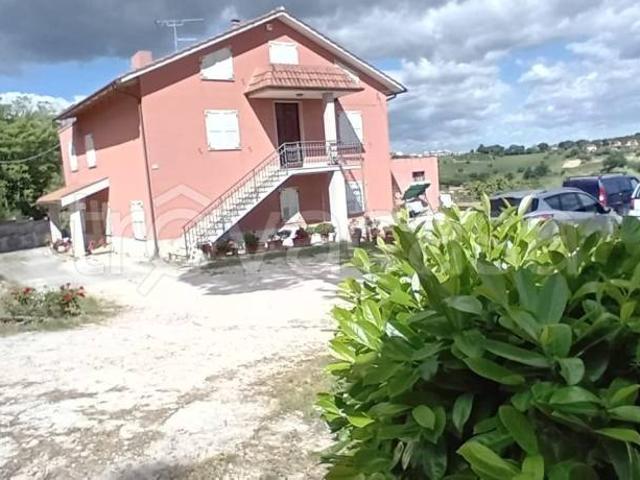 Villa bifamiliare in vendita a Macerata