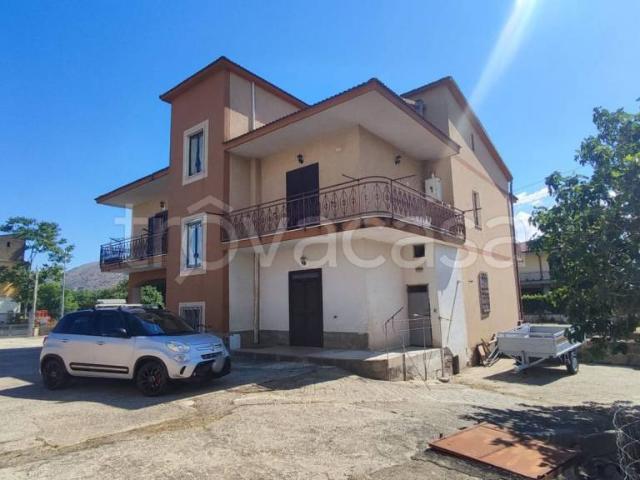 Villa bifamiliare in vendita a Maddaloni via Appia