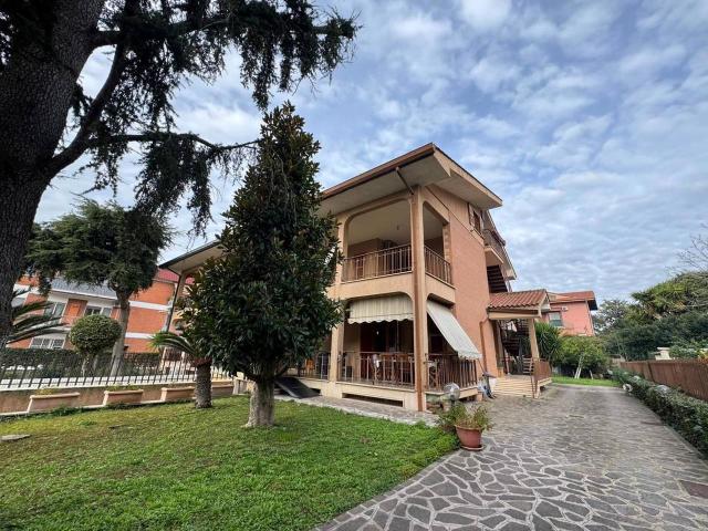 Villa bifamiliare in vendita a Marino