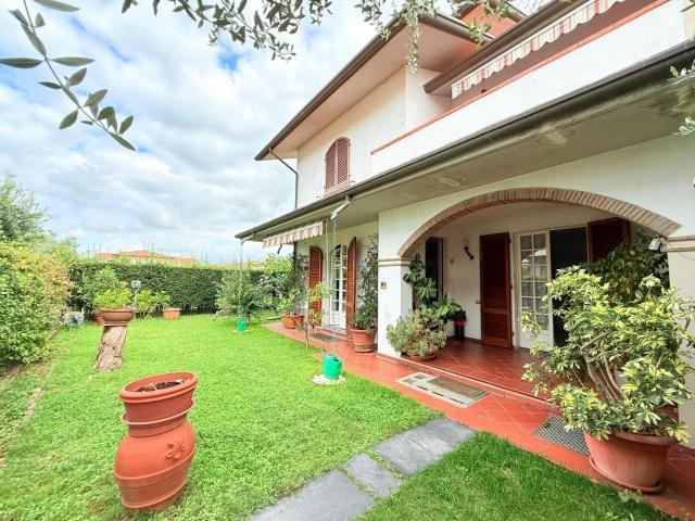 Villa bifamiliare in vendita a Massa