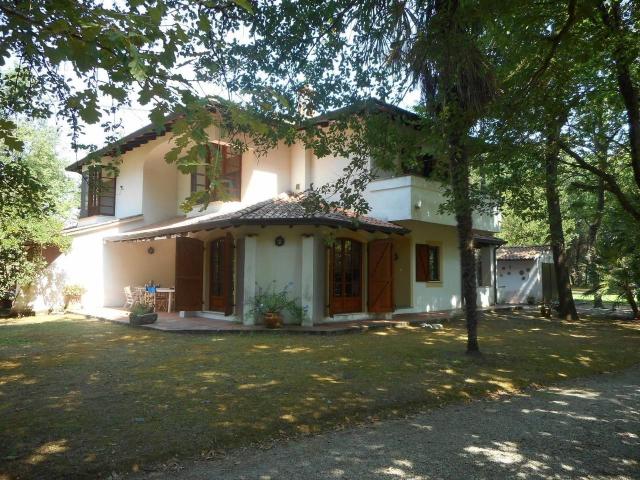 Villa bifamiliare in vendita a Massa