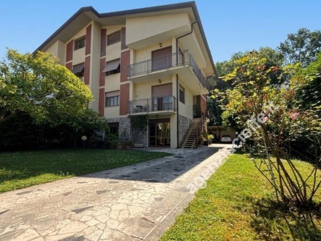 Villa bifamiliare in vendita a Massa