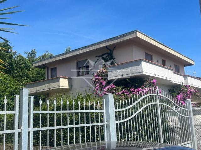 Villa bifamiliare in vendita a Massa