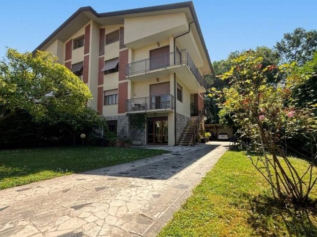 Villa bifamiliare in vendita a Massa