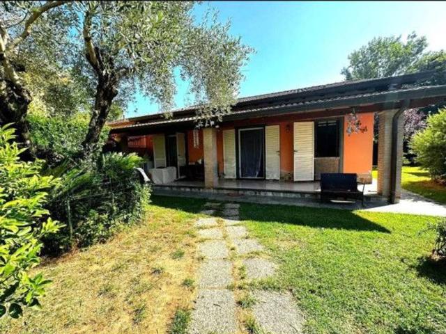 Villa bifamiliare in vendita a Massa