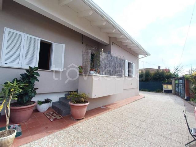 Villa bifamiliare in vendita a Massa, Castagnola