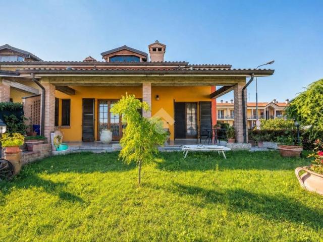 Villa bifamiliare in vendita a Medesano via Raffaello