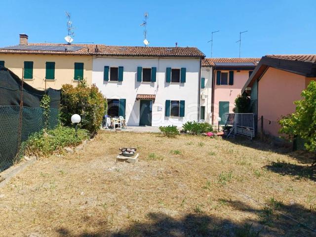 Villa bifamiliare in vendita a Mirandola via Ponte Pietra