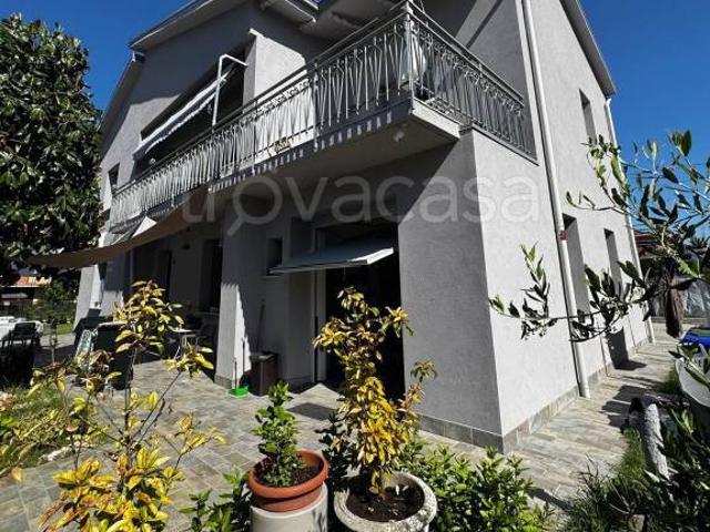 Villa bifamiliare in vendita a Mirandola