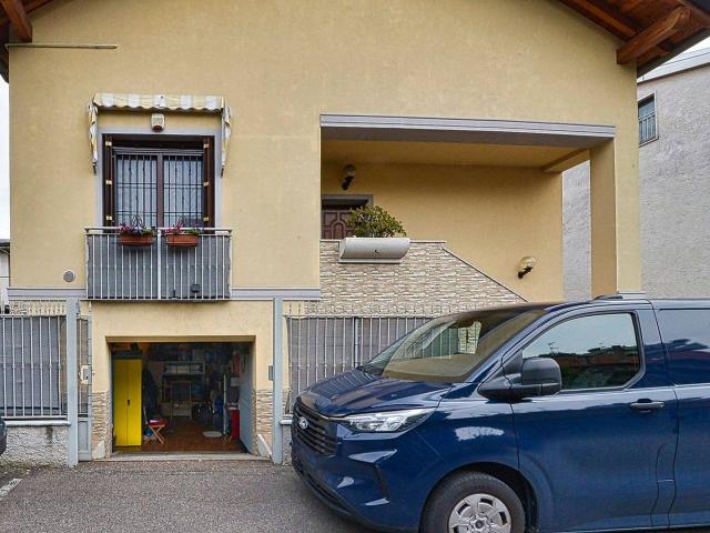 Villa bifamiliare in vendita a Nova Milanese
