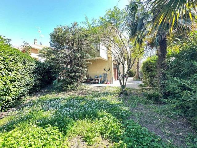 Villa bifamiliare in vendita a Novara