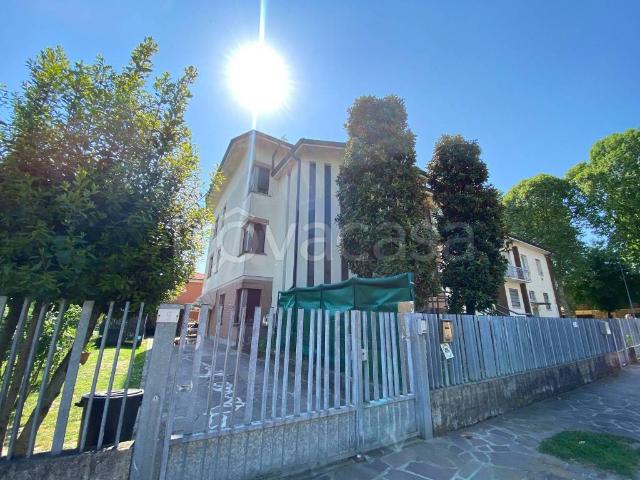Villa bifamiliare in vendita a Novi di Modena via Francesco Maxia